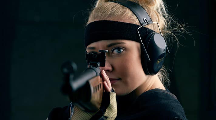 Illustration pige der sigter med en riffel