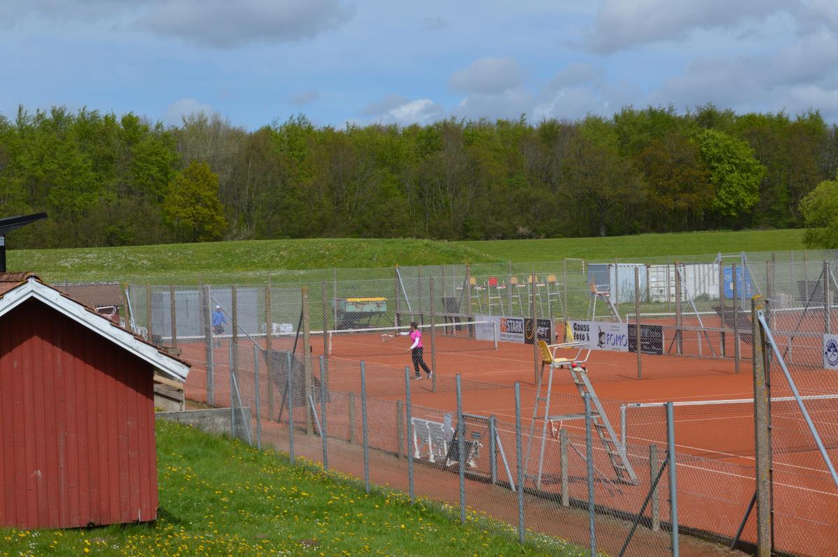 Illustration personer der spiller tennis på en udendørs tennisbane